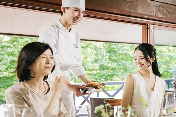 写真:シェフによる料理提供